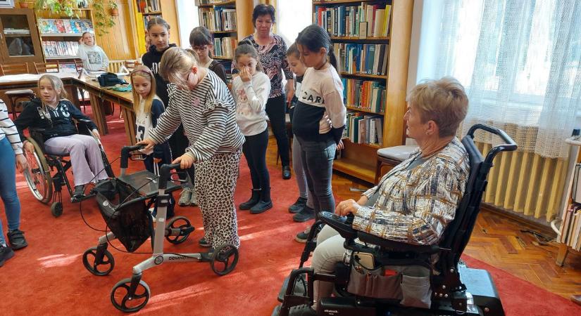 Együtt könnyebb: a fogyatékossággal élők elfogadására hívták fel a fiatalok figyelmét Jászapátin