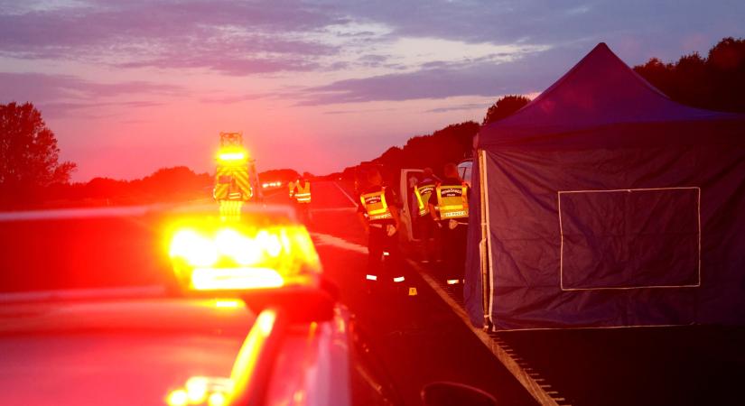 Hatalmas a baj a sztrádán: léptek a rendőrök, egyetlen autó sem hajthat át a szakaszon