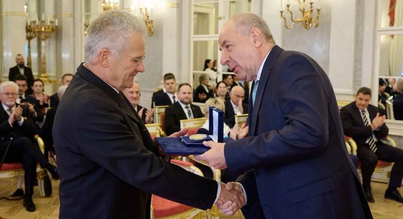 A köztársasági elnök Arany Érdeméremmel tüntette ki Bölöni Lászlót