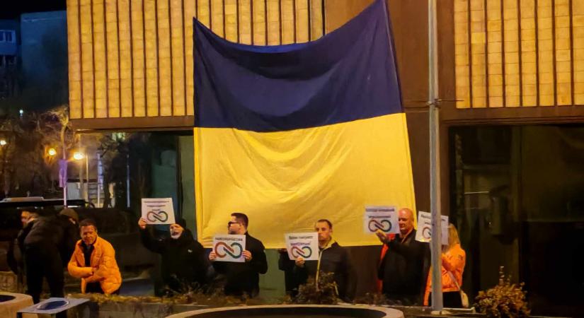 Ukrán zászlóval várta a Fidesz Kapitány Istvánt Salgótarjánban