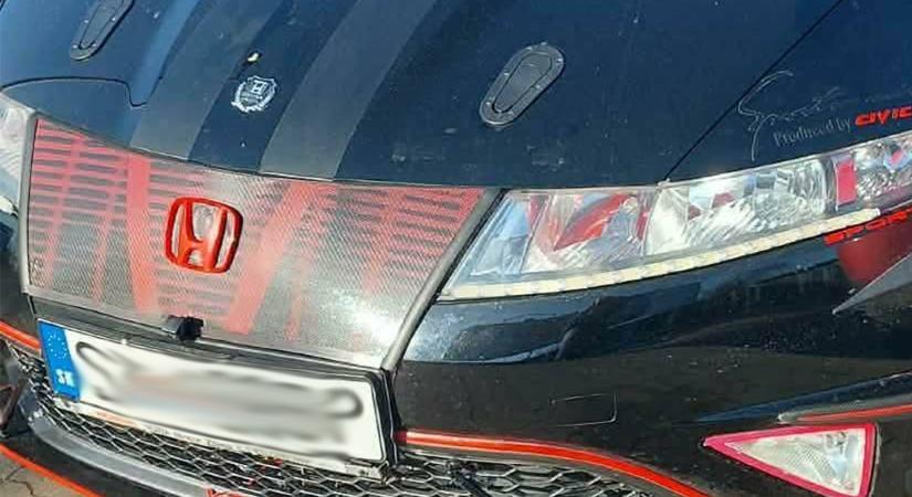 Olyan otromba autóra bukkantak egy parkolóban, amitől meghajlik a tér