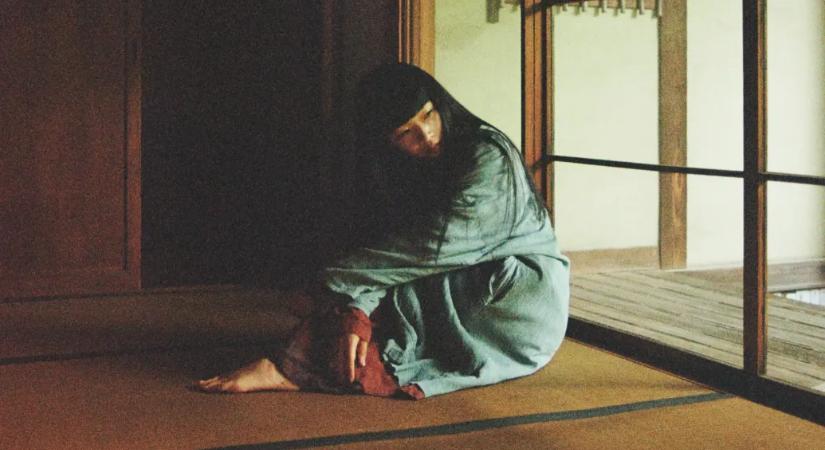 A japán énekesnő, aki bálnáktól tanulja a zenét