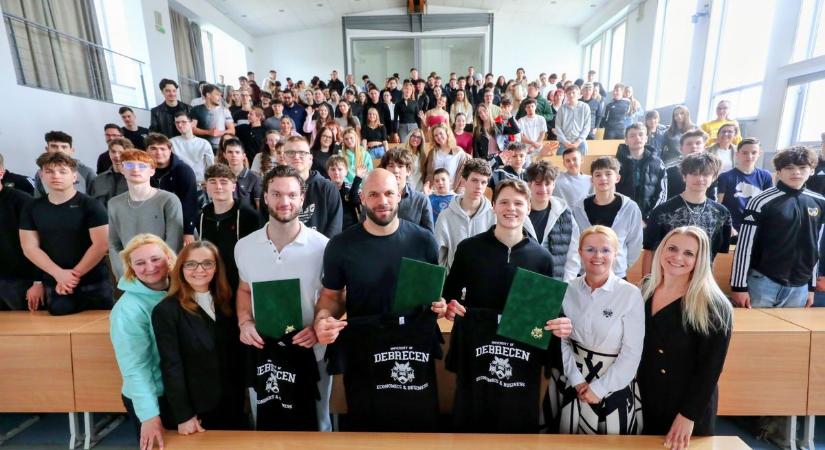 Belefér a buli? Mi az, ami külföldön nagyon bejött nekik? – a magyar válogatott kézisei több kuliszatitkot is elárultak a Debreceni Egyetemen - fotókkal!