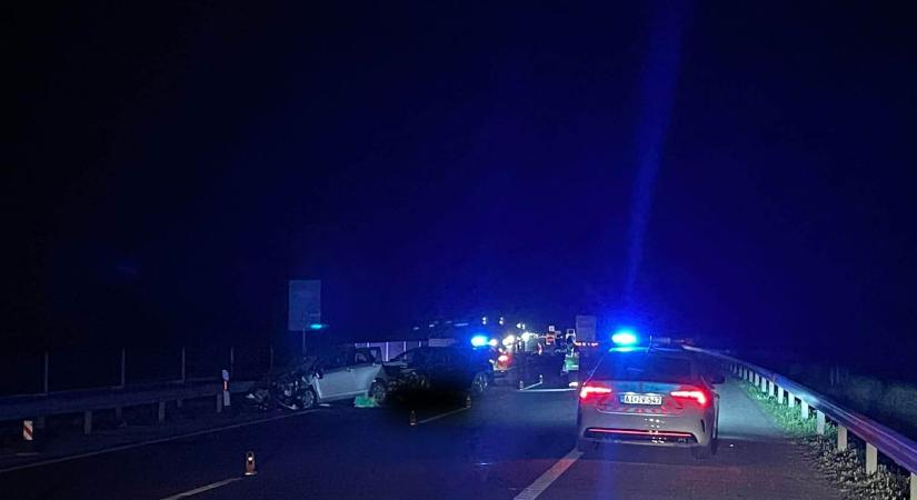 Tragédiával végződött a frontális karambol az M43-ason – fotók