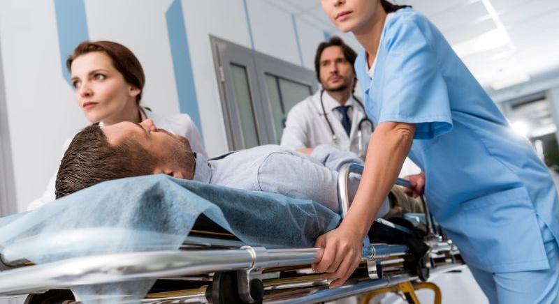 Nagy a baj: Chuck Norrist szirénázva száguldó mentő vitte kórházba