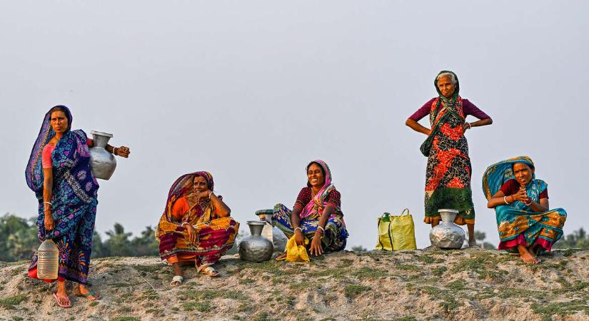 Nők és lányok viselik az egyre kritikusabb vízhiány terheit – Szó szerint: a hátukon, vállukon, kezükben cipelik
