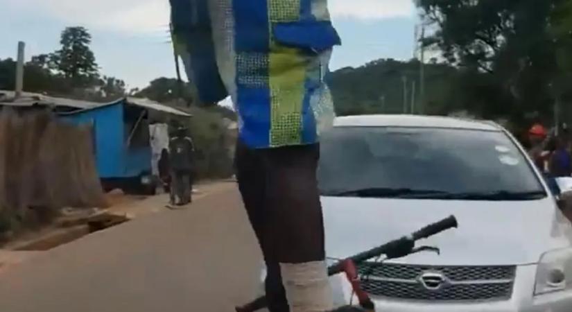 Elindult a biciklis az autók között, a trükkjeivel mindenkit megbabonázott – videó