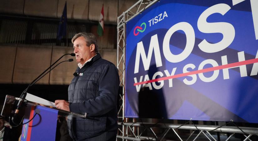 Kapitány Istvánt ukrán zászlóval várták Salgótarjánban