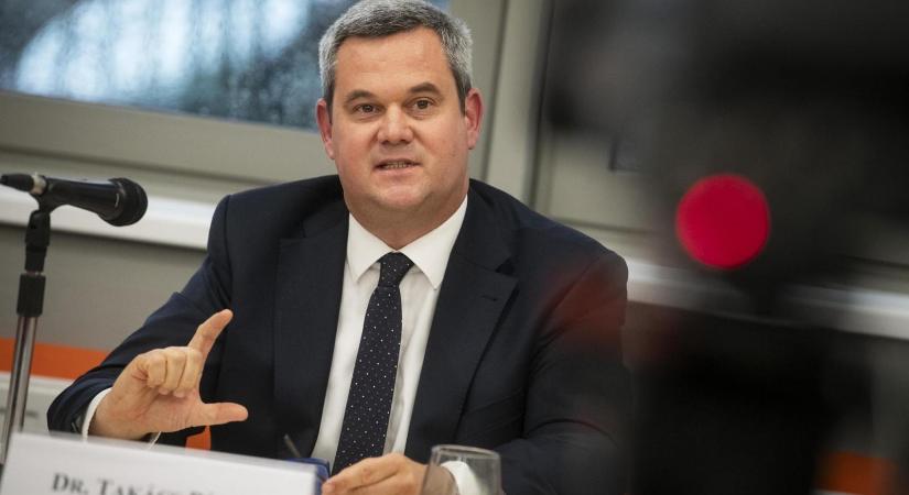 Takács Péter megy, de parlamenti választás előtt két héttel tart még egy szakdolgozói bértárgyalást
