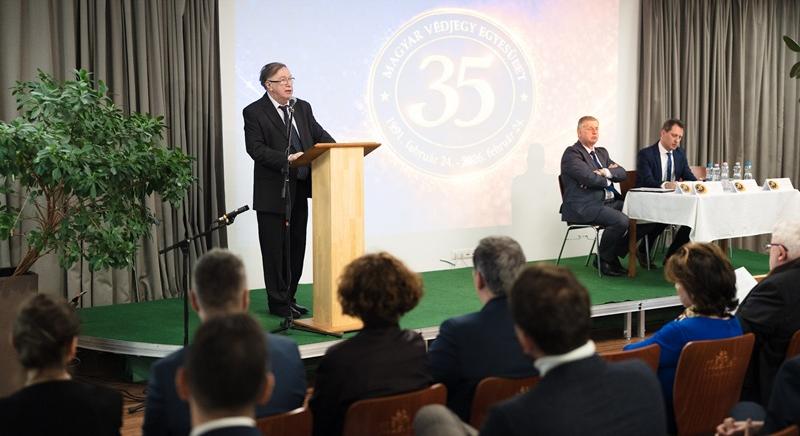 Magyar Érdemrend Lovagkereszt Gláser Tamásnak