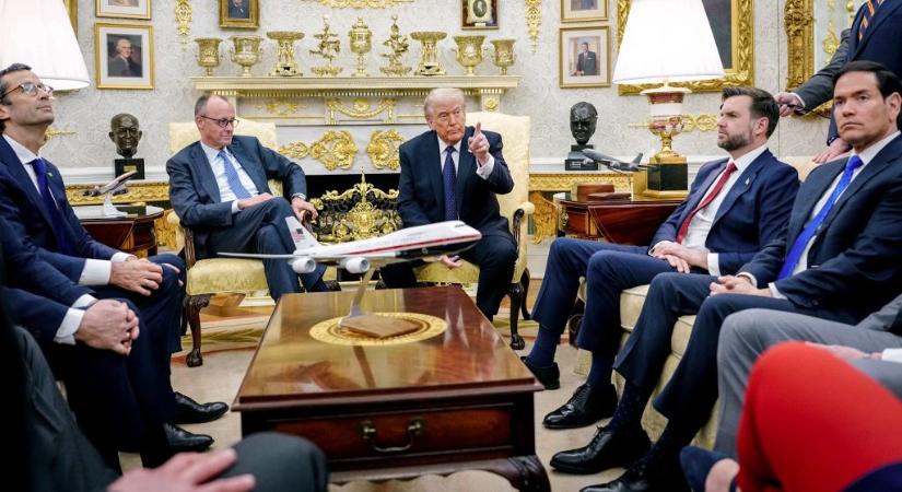 Miért hordanak méretekkel nagyobb cipőt Trump emberei?