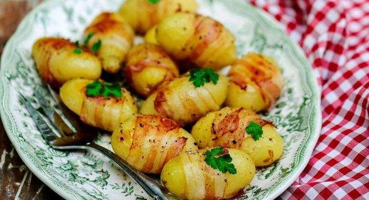 Baconbe tekert sült krumpli: ropogós köret a sütőből