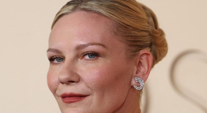 Kirsten Dunst nappalijában a terrakotta, a mustársárga és a kék meglepően jól működik együtt