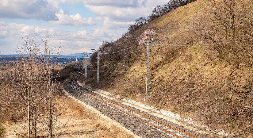 Stabilizálnák a partfalat a balatoni vasútvonal kritikus szakaszán