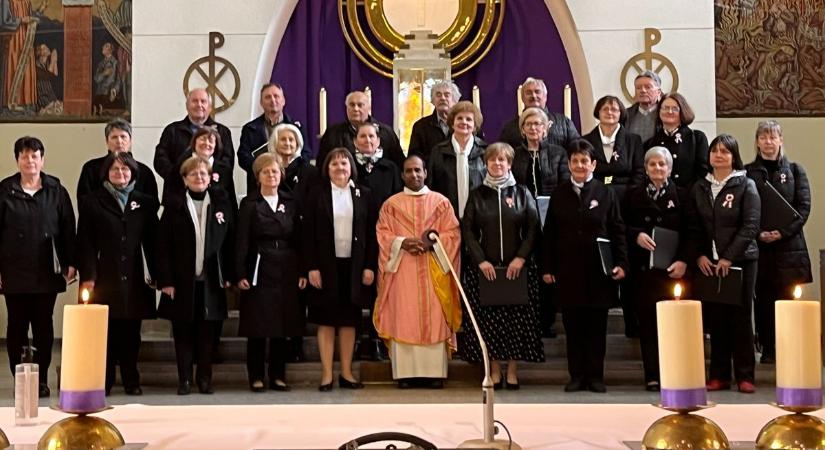 Felsőpulya katolikus templomában énekelt az oladi Szentháromság Vegyeskar