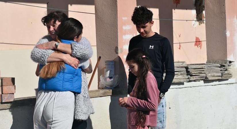 „A politika számára sosem voltak fontosak ezek a gyerekek!” – Oláh Ibolya egykori nevelője, Aranka viszont ma sem engedi el a kezüket