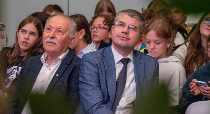 Ágh Péter testvére a sárvári önkormányzati tulajdonú Sportfólió Kft.-ben kapott állást