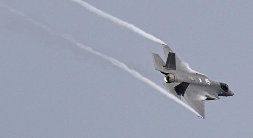 Most megfagyott a vér Trumpban: videón, ahogy Irán eltalálja Amerika legyőzhetetlen vadászrepülőgépét – soha nem történt még ilyen az F-35-tel