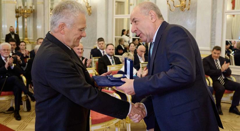 Kitüntette Bölöni Lászlót Magyarország elnöke – „Erdélyi magyarként mindig hű volt gyökereihez” (VIDEÓ)
