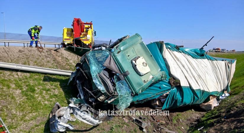 Árokba csapódott egy teherautó az M4-esen