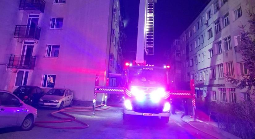 Lakástűzben veszítette életét egy nő – Több mint 100 lakót evakuáltak