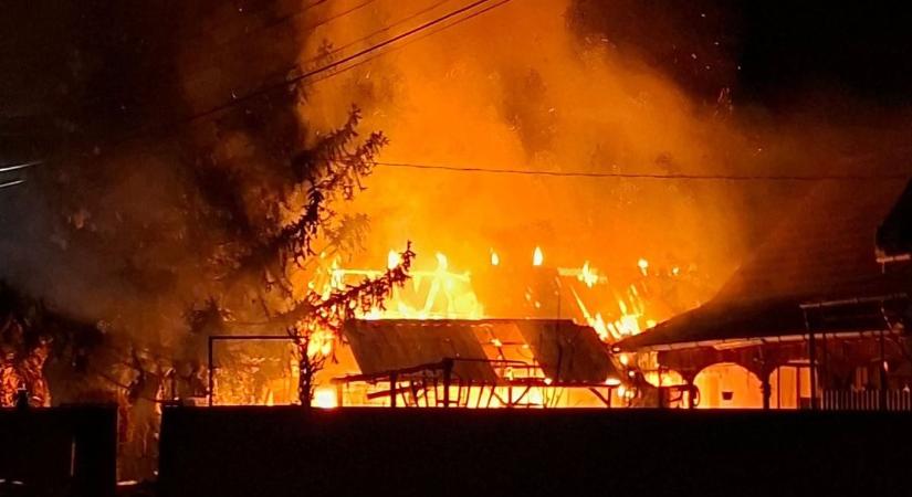 Pokoli tűz pusztított éjjel Rékason, tűzoltók, mentők, rendőrök küzdöttek a helyszínen – galériával, videóval