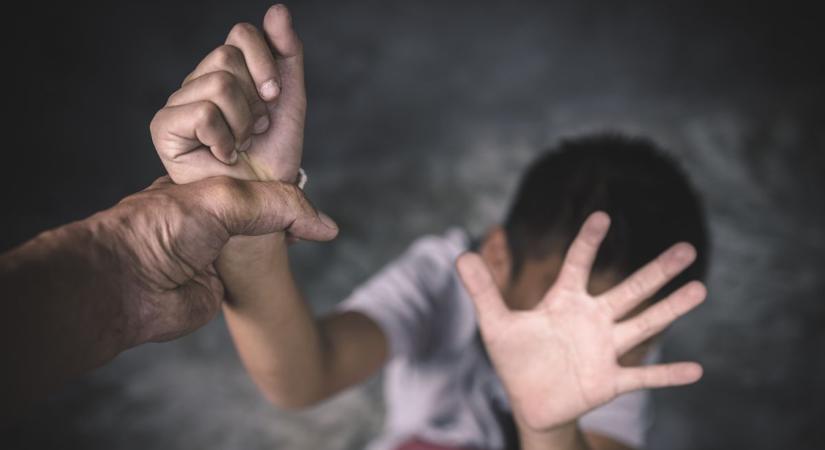 Dráma az ajkai utcán: egy férfi megverte fia osztálytársát