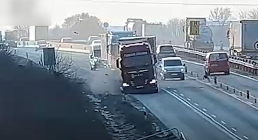 Elképesztő szerencsén múlott a tömegbaleset az autópályán (videó)