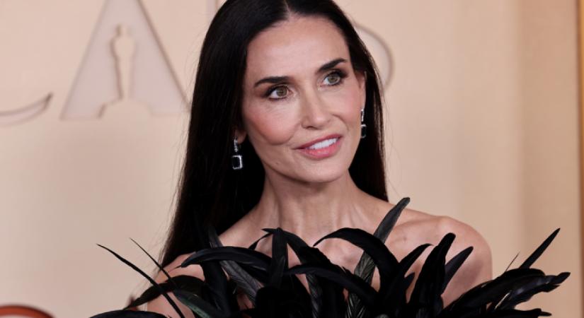 Zokognak a rajongók Demi Moore fotójától: így öleli Bruce Willis 2 éves unokáját