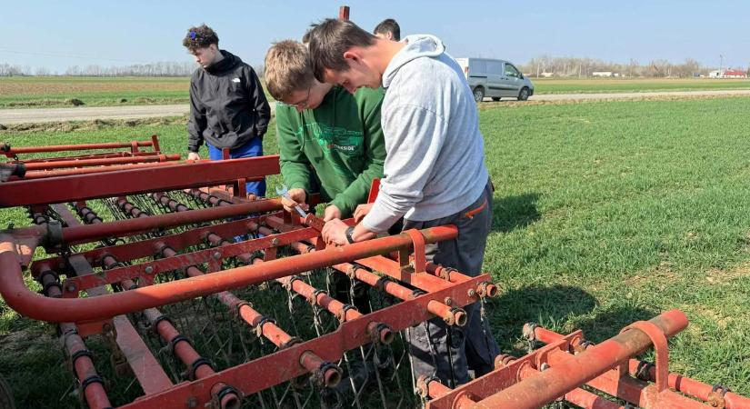 Tavasz a Csukás-birtokon, a diákok dolgoznak a tangazdaság földjein