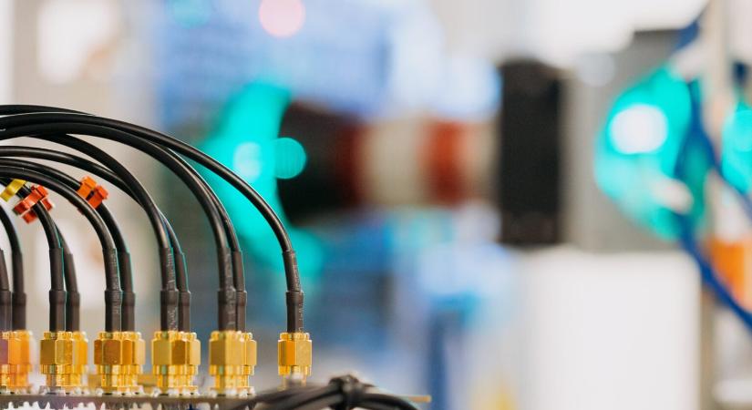 A Microsoft MicroLED kábeleket használna az adatközpontokban – Alacsonyabb késleltetés, nagyobb sebesség