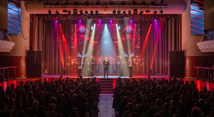 Danny Blue előtt nincsenek titkaink – érkezik „A Titok” előadás Pécsre!