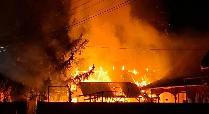Pokoli látvány: hatalmas lángok csaptak fel az éjszaka közepén