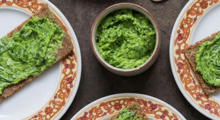 Ízletes medvehagymás fűszervaj: 5 perces tavaszi recept