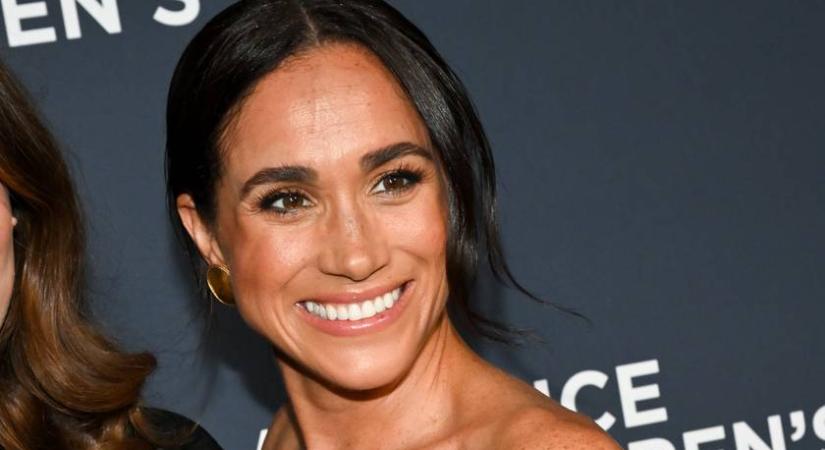 Meghan hercegné sötétkék estélyiben gálázott: így kiemelte karcsú alakját a kreáció
