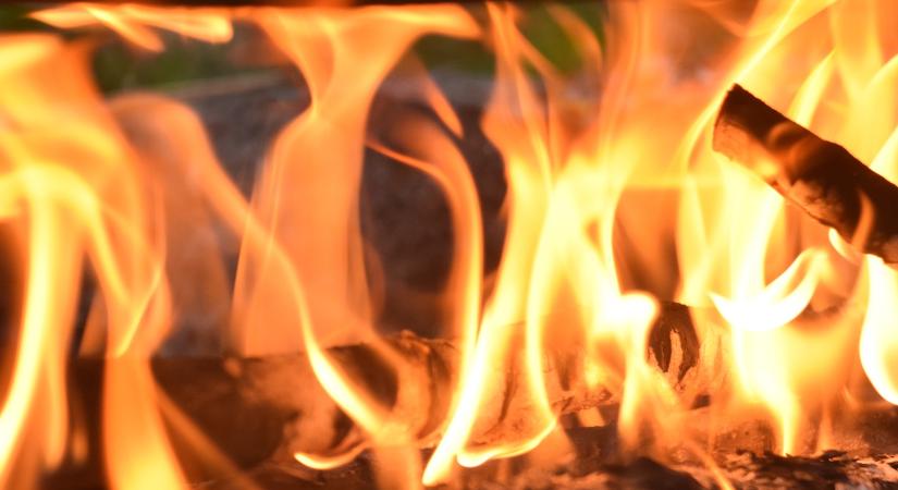 Pusztító tűz tombol egy autóalkatrész-gyárban, sok a súlyos sérült