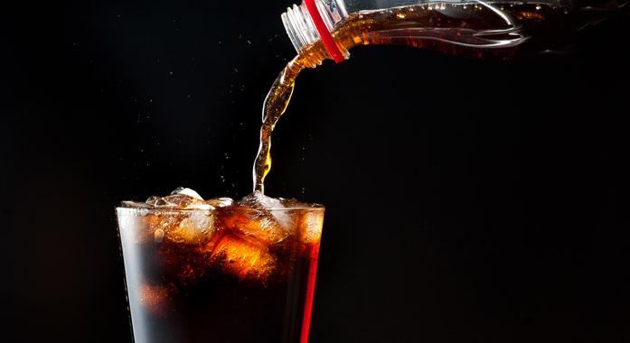 A kóla frissítő ital vagy egészségtelen szokás?