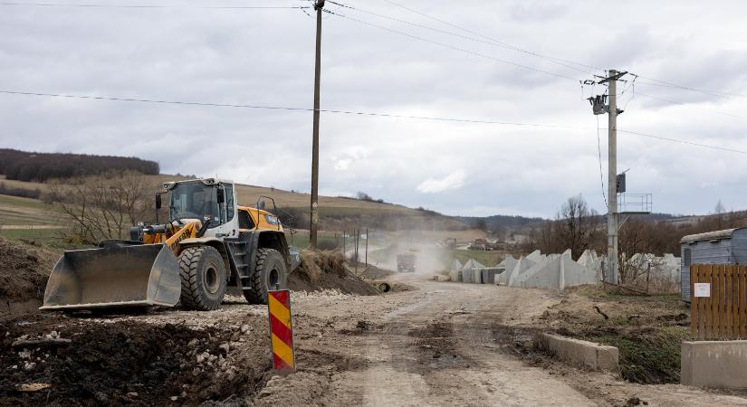 Csaknem 50 kilométernyi megyei utat építenek Udvarhelyszéken