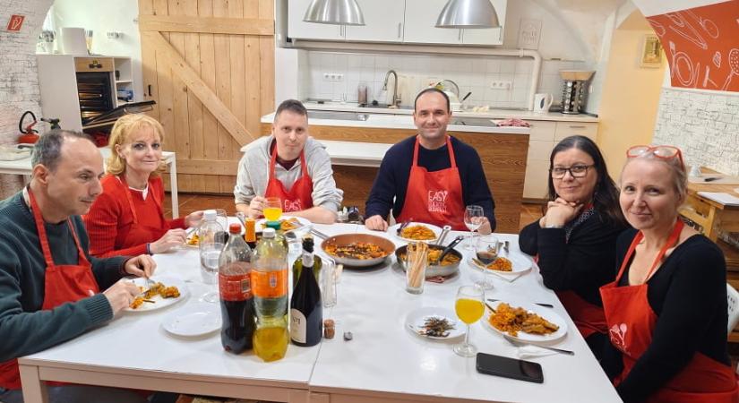 Sárkányok, sáfrány és csapatmunka: spanyol szupersztár ételeket főzött a HR Portal