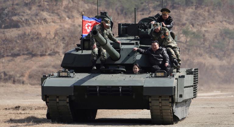 Egy harckocsit vezetve mutatkozott a nyilvánosság előtt Kim Dzsongun lánya