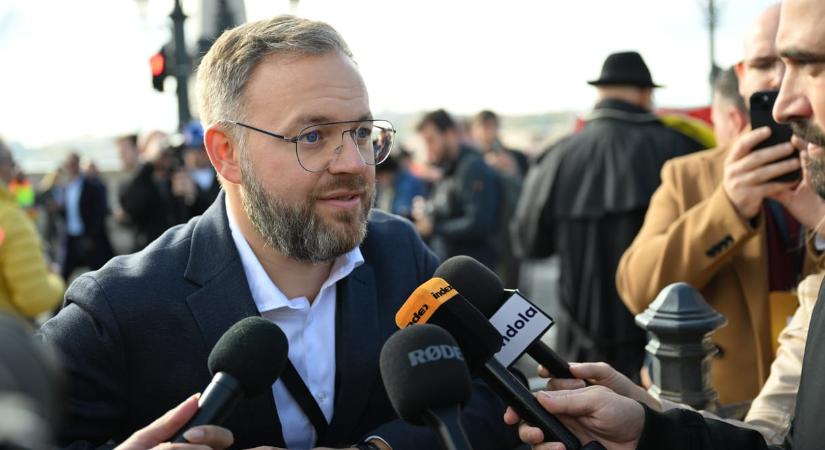 Orbán Balázs szerint "vannak közös céljaik" a Tisza menetén ukrán zászlóval provokáló szervezettel