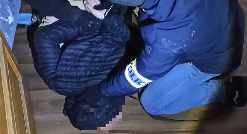 Családi tragédia Vecsésen: megszúrta volt élettársát a férfi, a nő válaszul arcon lőtte őt