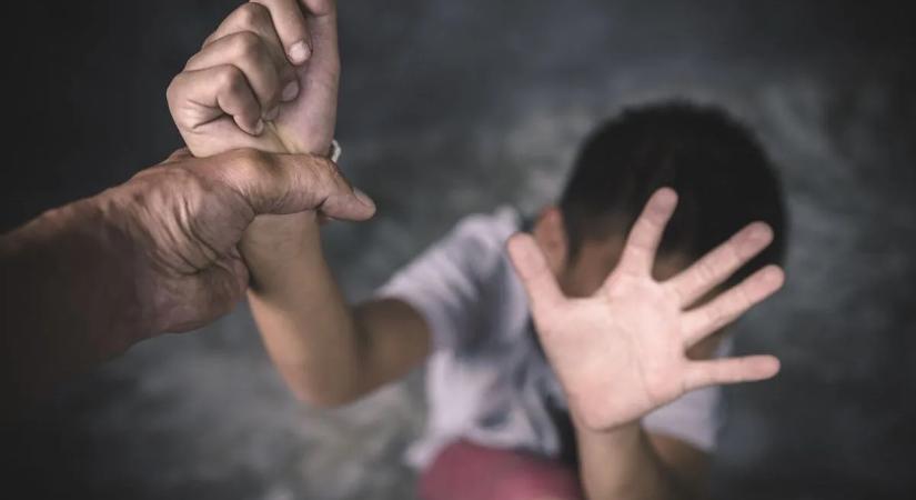 Brutális gyerekbántalmazás fényes nappal a nyílt utcán