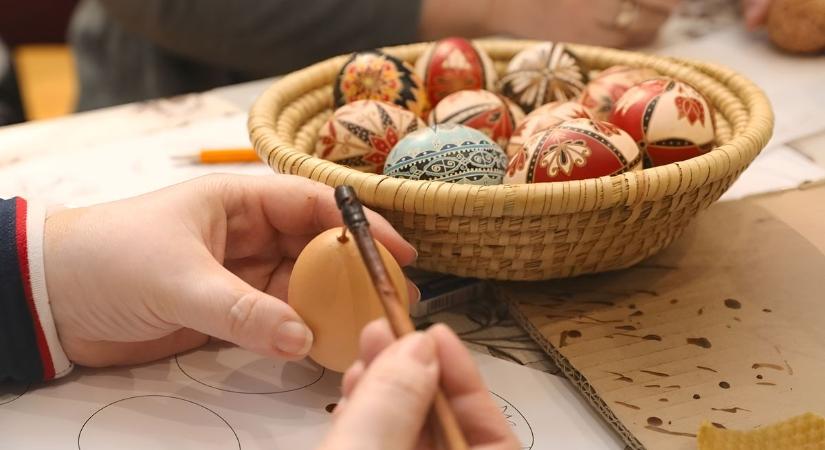 Százötven piros tojás idézi meg a néphagyományok világát