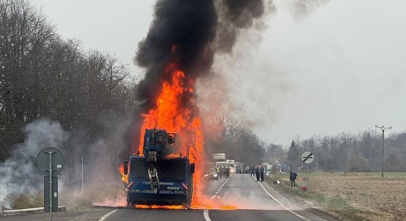 Lángra kapott egy mozgásban lévő darus teherautó