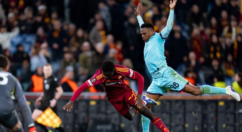 Gyönyörű műeséssel próbált 11-est kiharcolni a Roma-csatár, csapattársai mégis majdnem felfalták a bírót