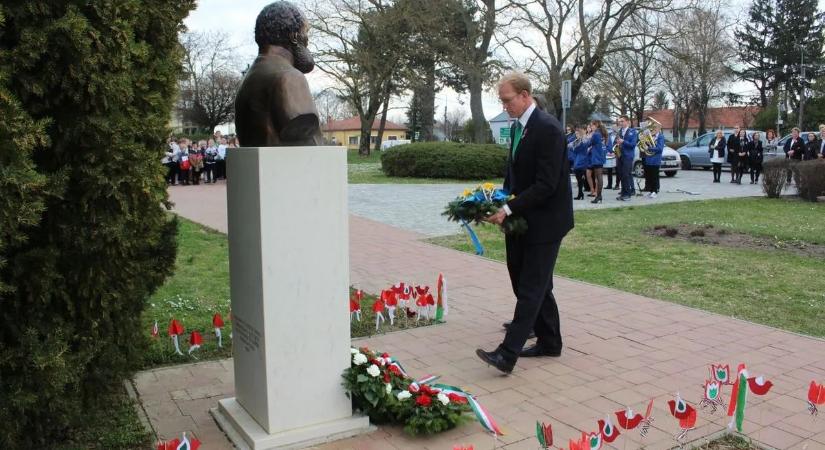 Botrányos koszorúzás: ukrán zászló tűnt fel a nemzeti ünnepen