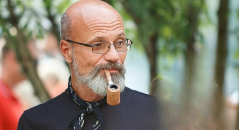 Ez Dr. Zacher Gábor első dolga, mikor hazaér a mentőzésből