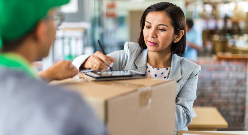 Figyelmeztet a szakértő, soha ne rakd erre a helyre a csomagot, amikor meghozza a futár