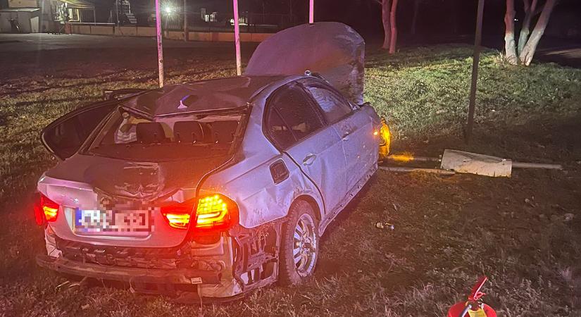 Árokban landolt egy BMW, kórházba vitték az utasokat
